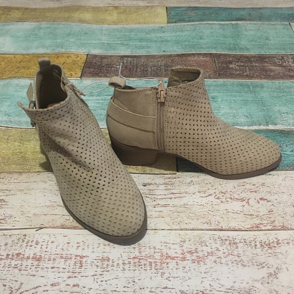Universal Thread Camdyn laser cut ankle booties NEW - Picture 3 of 4